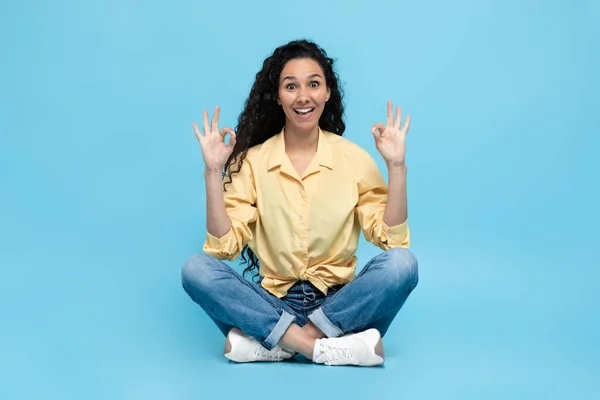 Everything Okay Middle Eastern Woman Gesturing Both Hands Sitting Blue — Photo