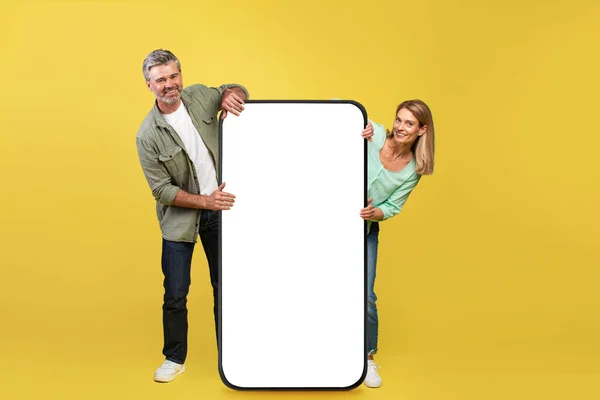 Happy Caucasian Middle Aged Spouses Posing Big Cellphone Blank White — ストック写真