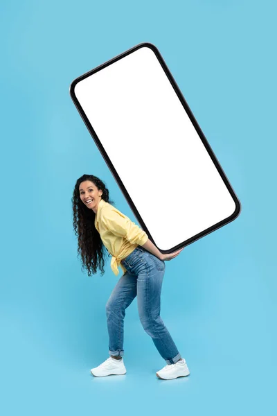 Middle Eastern Lady Carrying Huge Cellphone Blank Screen Smiling Camera — Foto Stock
