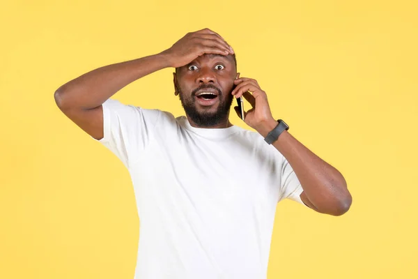 Oops Shocked Black Man Talking Phone Having Problems Looking Camera — Fotografia de Stock