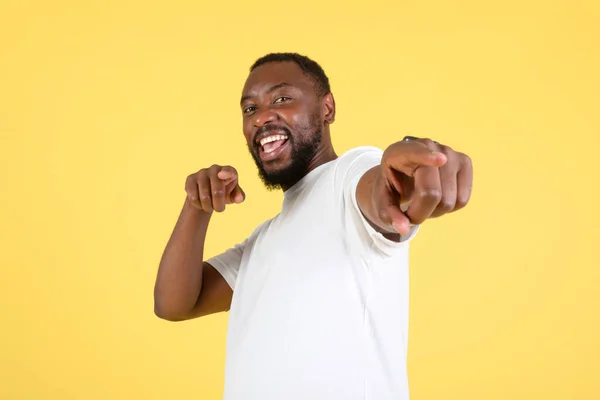 Тебе Вибираю Щасливий Чорний Хлопець Вказує Пальці Дивлячись Камеру Стоїть — стокове фото