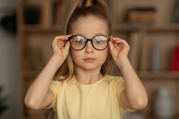 Eyesight Portrait Little Girl Wearing Eyeglasses Looking Camera Sitting Posing — Foto Stock