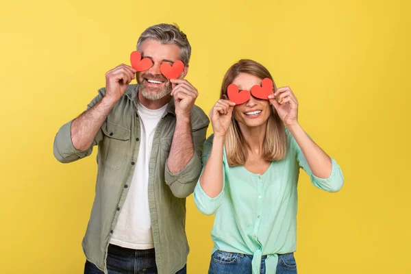 Lovers Blinded Big Love Middle Aged Couple Love Holding Red — Fotografia de Stock