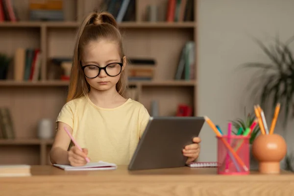 Learning Girl Wearing Eyewear Using Digital Tablet Computer Learning Online — 图库照片