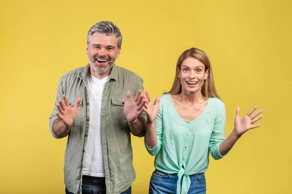 Amazed Middle Aged Spouses Expressing Amazement Screaming Showing Palms Emotional — Stockfoto