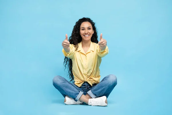 Cheerful Arabic Woman Gesturing Thumbs Both Hands Sitting Posing Blue — Φωτογραφία Αρχείου