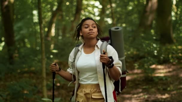 Sporty Lifestyle Young Active African American Woman Tourist Hiking Forest — Αρχείο Βίντεο