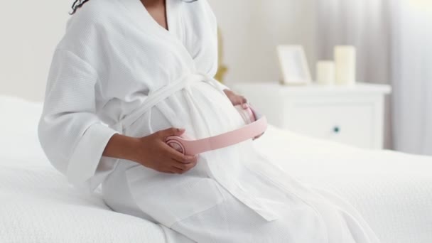 Baby Development Pregnancy Unrecognizable Black Pregnant Woman Holding Big Wireless — Αρχείο Βίντεο