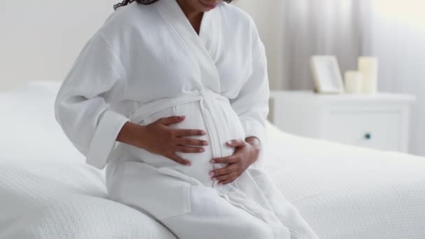 Start Labour Close Shot Unrecognizable Black Pregnant Woman Wearing Bathrobe — Vídeo de Stock