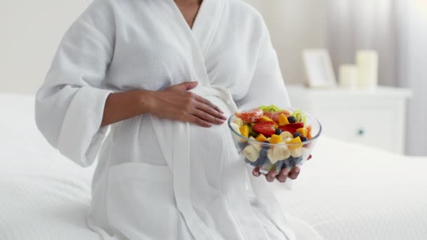 Fresh Vitamins Pregnant Close Shot Unrecognizable Black Lady Holding Bowl — Wideo stockowe