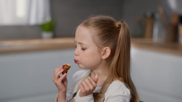 Tasty Homemade Bakery Close Portrait Adorable Little Girl Eating Fresh — стоковое видео