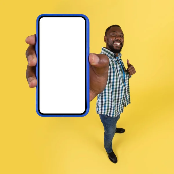 Black Guy Showing Big Phone Screen Camera Gesturing Thumbs Posing — Zdjęcie stockowe