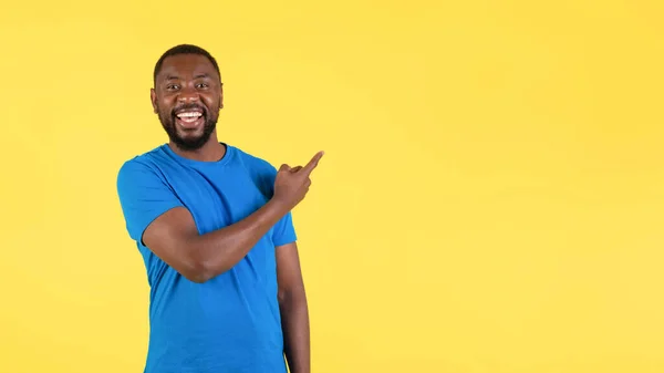 Look Happy Black Male Pointing Finger Aside Advertising Great Offer — Fotografia de Stock