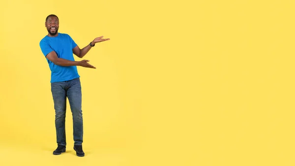 Excited Black Guy Gesturing Pointing Free Space Text Advertisement Smiling — Stockfoto