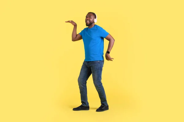 Happy Black Guy Listening Music Wearing Earphones Dancing Having Fun — 图库照片