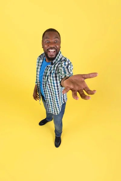 Funny Black Guy Showing Invisible Object Shouting Stretching Hand Camera — Fotografia de Stock