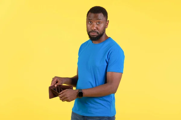 Money Unhappy Black Man Showing Empty Wallet Having Financial Problems — 스톡 사진