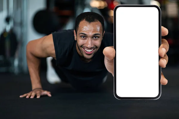 Fitness Offer Sporty Black Man Showing Blank Smartphone While Doing — ストック写真