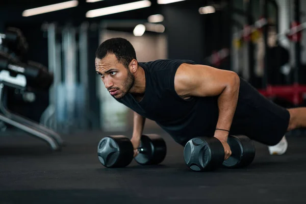 Muscular Black Man Making Dumbbell Push Ups Exercise Gym Sporty — Stok fotoğraf