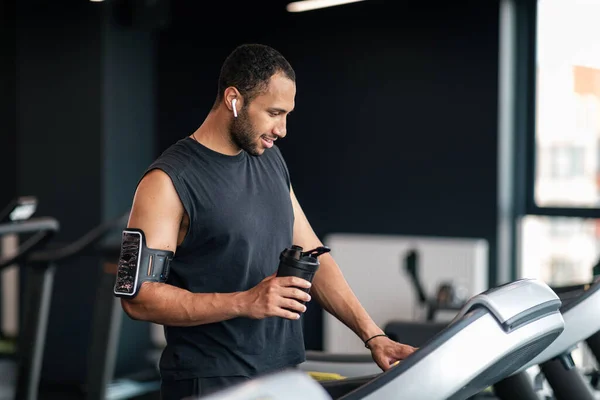 Jogging Workout Portrait Sporty African American Man Using Treadmill Gym — Stock Fotó