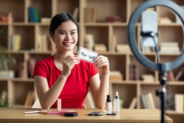 Smiling Pretty Young Asian Lady Shows Eyelashes Makeup Shooting Blog — Stockfoto