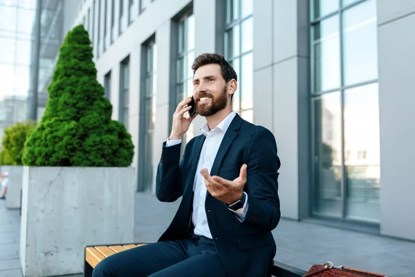 Happy Millennial Attractive European Man Beard Suit Calling Phone Client — Stok fotoğraf