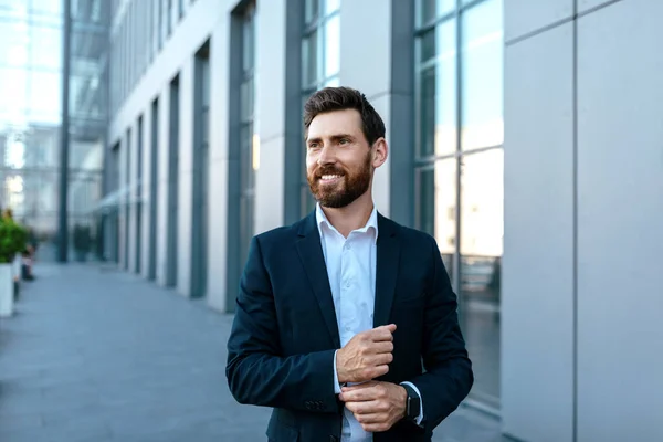 Smiling Confident Millennial Attractive Caucasian Businessman Beard Suit Looks Free — Stok fotoğraf