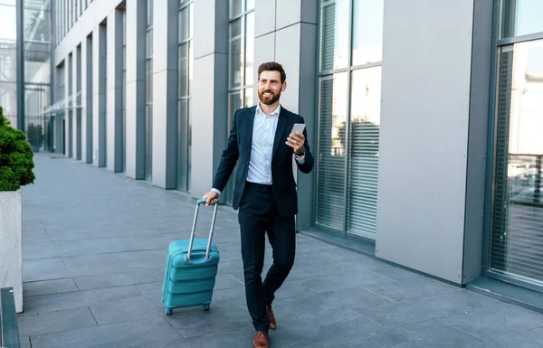 Smiling Millennial European Businessman Beard Suit Smartphone Goes Airport Suitcase — Stockfoto