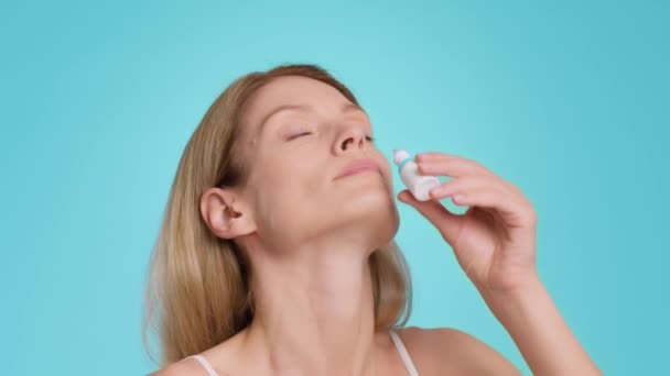 Runny Nose Treatment Sick Middle Aged Woman Using Nasal Drops — Vídeo de stock