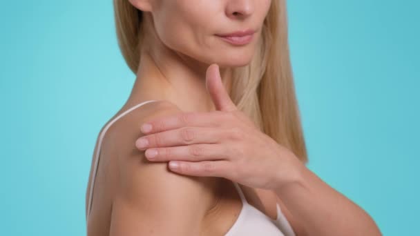 Body Pampering Concept Close Shot Unrecognizable Caucasian Woman Rubbing Healing — Video Stock