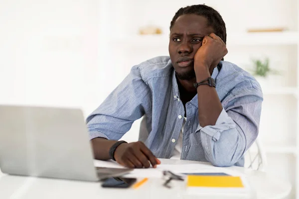 Вільне Вигорання Портрет Нудного Молодого Чорношкірого Чоловіка Сидить Столі Ноутбуком — стокове фото