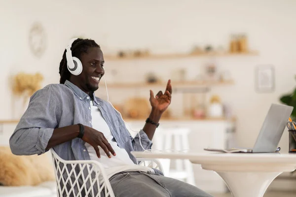 Cheerful Black Guy Wearing Headphones Playing Virtual Guitar While Listening — ストック写真