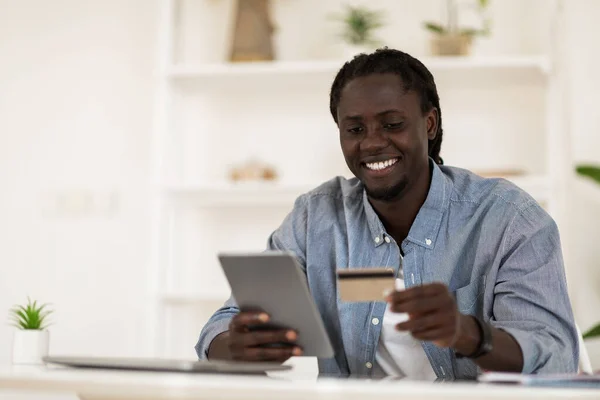 Commerce Concept Smiling Black Man Using Digital Tablet Credit Card —  Fotos de Stock