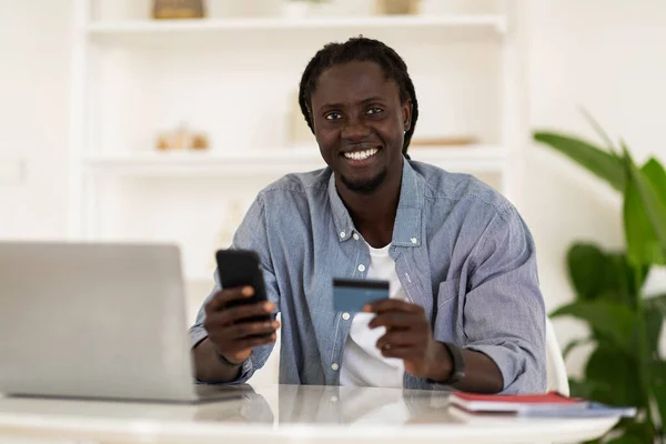 Online Payments Smiling Black Male Freelancer Using Smartphone Credit Card — Stock fotografie