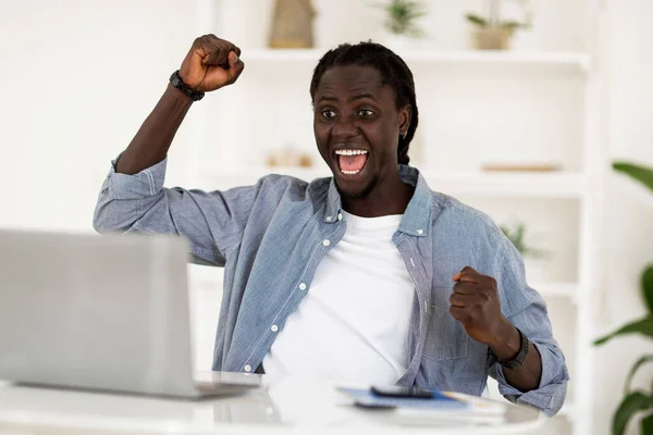 Overjoyed Black Male Celebrating Success While Working Laptop Home Office — Fotografia de Stock