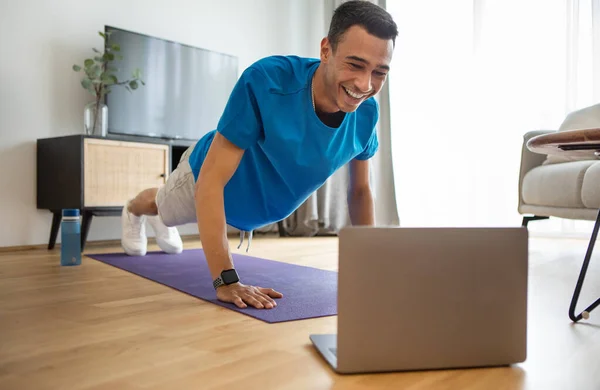 Happy Arab Man Sportswear Doing Push Ups Χρησιμοποιώντας Laptop Έχοντας — Φωτογραφία Αρχείου