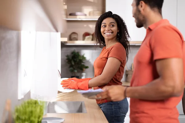 Smiling Young African American Husband Wife Same Shirts Washing Plates — 图库照片