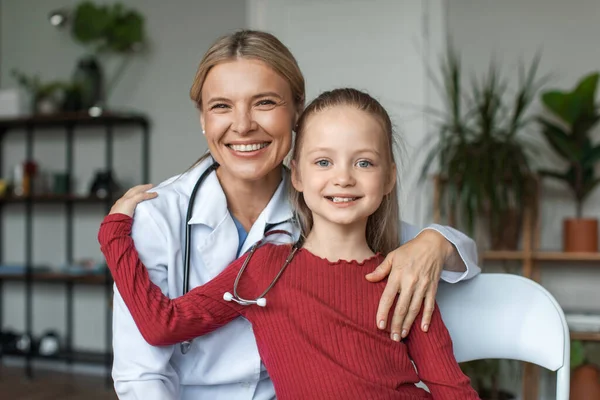 Portrait Friendly Nurse White Coat Embracing Happy Little Preschool Patient — Photo