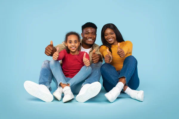 Excited Black Parents Daughter Gesturing Thumbs Approving Something While Sitting — Stockfoto