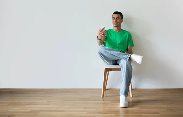 Excited Arab Guy Using Cellphone Taking Selfie Video Calling Friends — Stockfoto