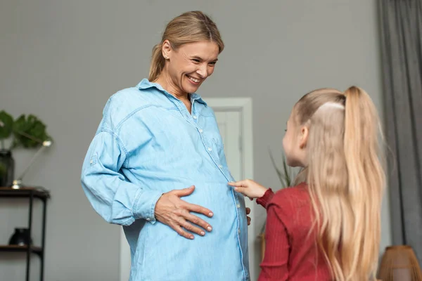 Curious Little Girl Touching Her Pregnant Mothers Belly Enjoying Time — 图库照片