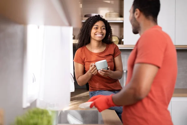 Cheerful Young African American Family Same Shirts Wash Dishes Drink — Photo