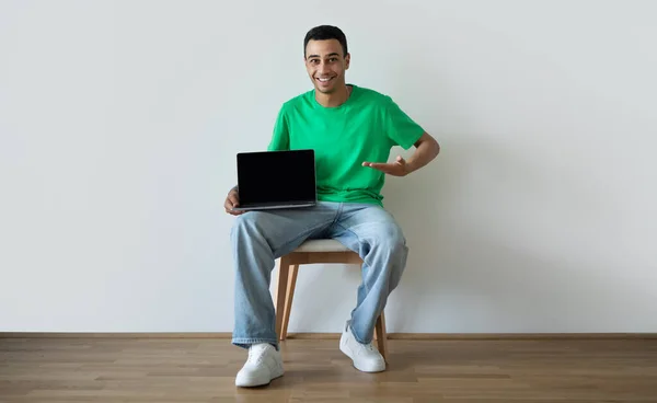 Реклама Сайта Возбужденный Араб Ноутбуком Показывающий Чистый Экран Компьютера Рекомендующий — стоковое фото