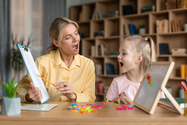 Speech Training Kids Professional Female Specialist Training Little Girl Cabinet — Fotografie, imagine de stoc