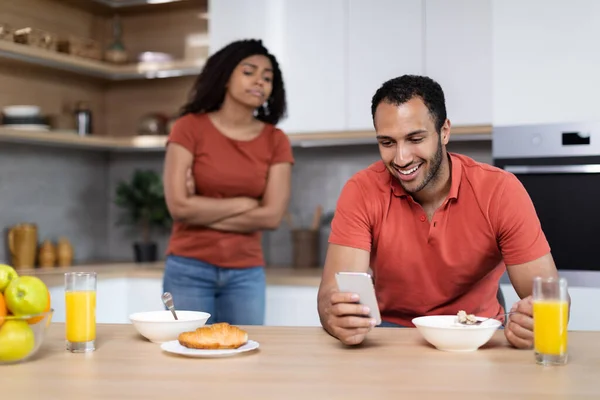 Incredulous Sad Millennial African American Wife Looks Smartphone Laughing Husband — Stockfoto