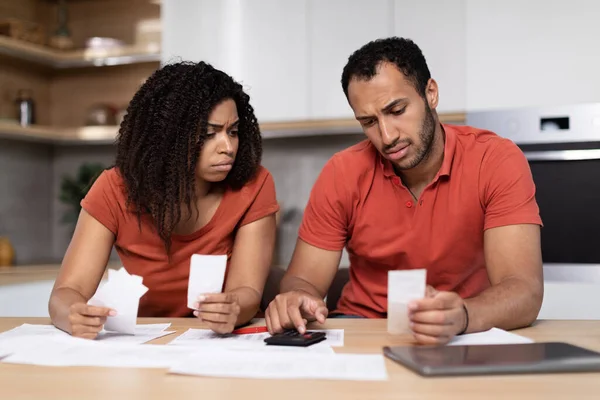 Unhappy Upset Millennial African American Couple Same Shirts Count Bills — Stock Photo, Image