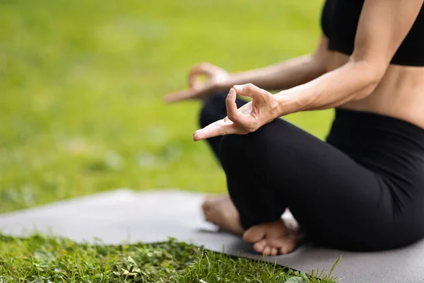 Unrecognizable Yoga Woman Having Meditation Public Park Cropped Well Fit — Stock Photo, Image