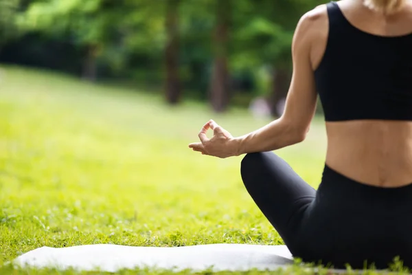 Cropped Sporty Woman Having Meditation Public Park Unrecognizable Well Fit — Foto de Stock