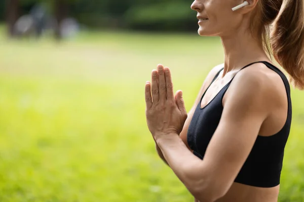 Cropped Blonde Woman Black Tight Sportswear Meditating Alone Public Park — Foto de Stock