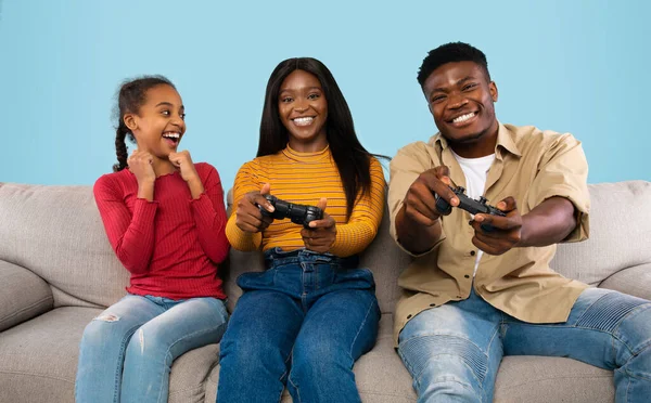 Семейный Отдых Радостная Африканская Американка Играющая Видеоигры Отцом Матерью Аплодирующая — стоковое фото